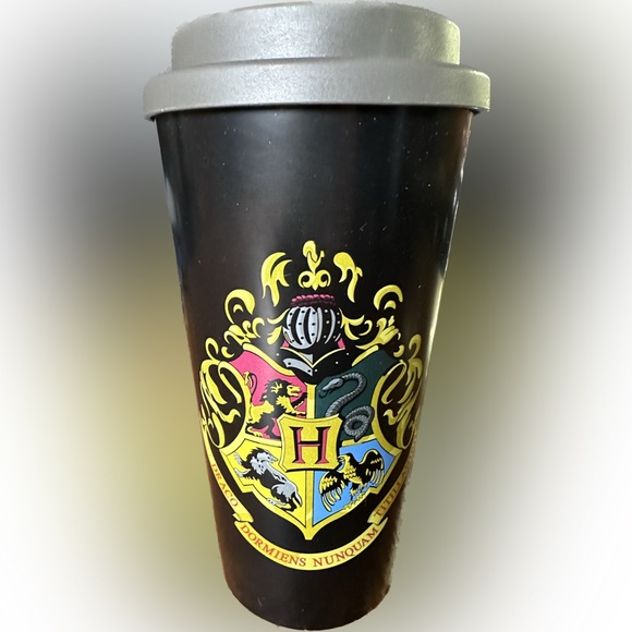 Harry Potter Hogwarts Crest Plastic Travel Mug - Picture 1 of 5